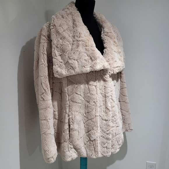 Novelti Women's Oversized Faux Fur Jacket 20 Cream Cruelty Free Cozy Maximalist - Picture 2 of 10